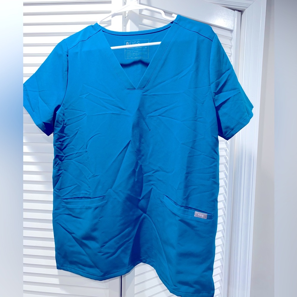 FIGS PACIFIC BLUE LIMITED EDITION. SIZE M. CASMA 3 POCKET SCRUB TOP. GENTLY WORN